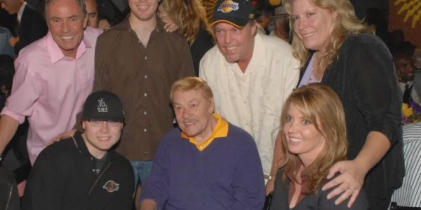 九游体育-害！巴斯家族内斗，詹姆斯无辜躺枪