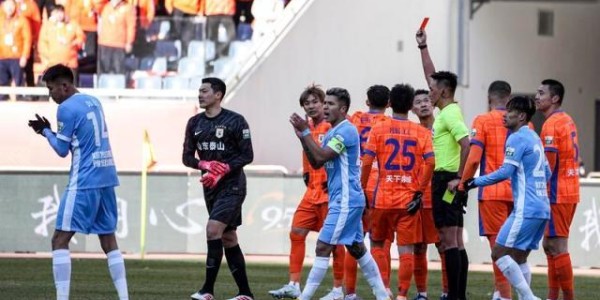 足协裁判评议：蒋圣龙应直红罚下 王大雷红牌正确